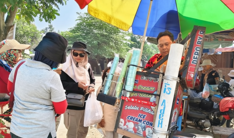 Solving Problems: Kisah Arifin, 20 Tahun Jualan Es Krim Keliling Borobudur, Kini Bisa Menabung berkat QRIS